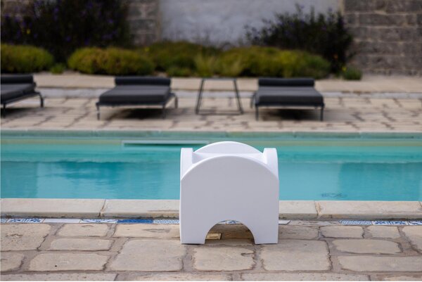 Tavolo basso In Polietilene Modello SUNSET Dimensioni 50x50x h 45 cm Per arredare al meglio uno spazio in giardino o a bordo piscina uso interno esterno colore ocra