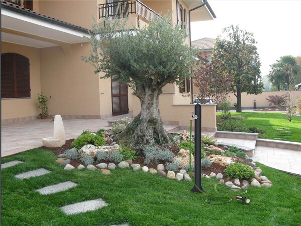 Fontana da Giardino In Resina con Rubinetto e Porta tubo a H20, Dimensioni 12,5x18xh 90 cm - peso 2 kg con rubinetto, Garantita Colore Ruby