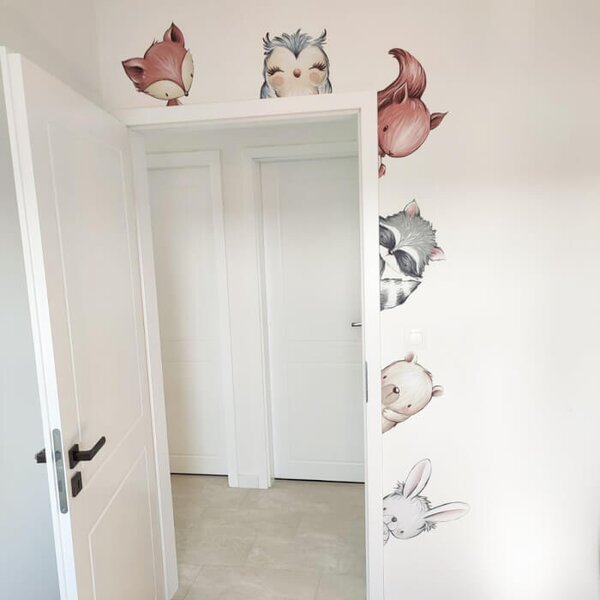 Animaletti adesivi intorno alla porta