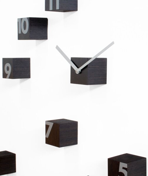 Progetti Orologio da parete componibile con cubi di legno "Wengè" RND_Time Marrone Scuro