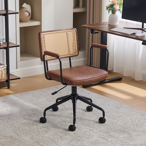 Sedia da ufficio MODFU con braccioli ricurvi, sedia girevole con schienale in rattan, rotelle e struttura in metallo, Pelle finta, marrone