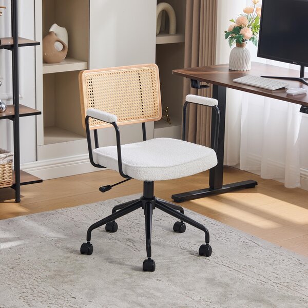 Sedia da ufficio MODFU con braccioli ricurvi, sedia girevole con schienale in rattan, rotelle e struttura in metallo, ciniglia, avorio