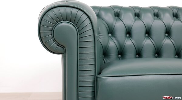 Divano Chesterfield 2 Posti Piccolo in Pelle Verde Pino