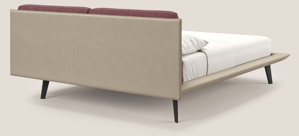 Petra letto di design bicolore con cuscini in piuma, piedini in mogano