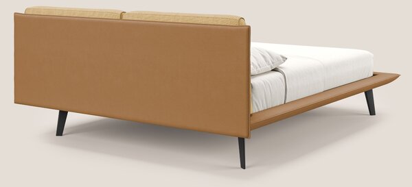 Petra letto di design bicolore con cuscini in piuma, piedini in mogano