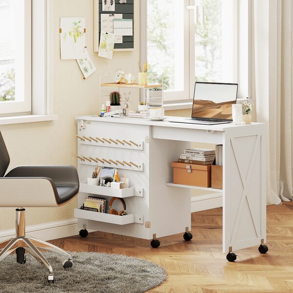 HOMCOM Tavolo per Macchina da Cucire Pieghevole con Porta Magnetica 2 Scomparti Ripiano 18 Supporti per Fili 5 Ruote Bianco | Aosom Italy