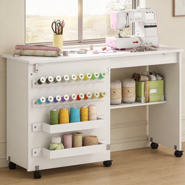 HOMCOM Tavolo per Macchina da Cucire Pieghevole con Porta Magnetica 2 Scomparti Ripiano 18 Supporti per Fili 5 Ruote Bianco | Aosom Italy