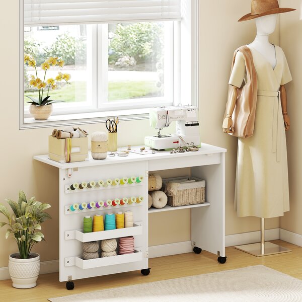 HOMCOM Tavolo per Macchina da Cucire Pieghevole con Porta Magnetica 2 Scomparti Ripiano 18 Supporti per Fili 5 Ruote Bianco | Aosom Italy