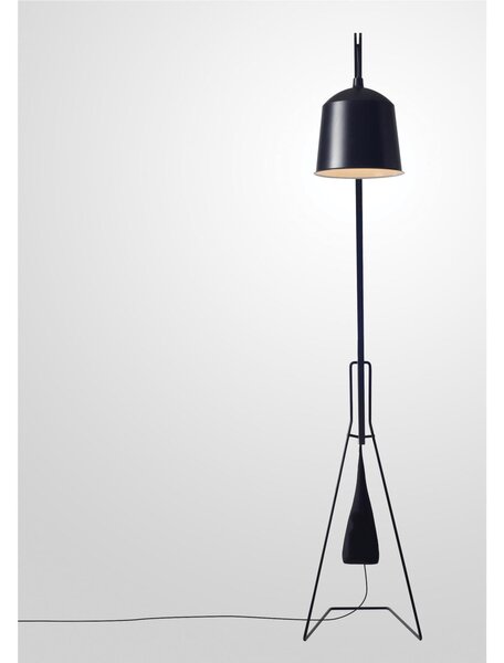 Lampada da Terra di Design Aust & Amelung A FLOOR LAMP Dimensioni 49x49x h 235 cm Peso 15 kg braccio in legno di frassino e acciaio verniciato Total Black