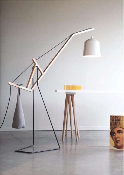 Lampada da Terra di Design Aust & Amelung A FLOOR LAMP Dimensioni 49x49x h 235 cm Peso 15 kg braccio in legno di frassino e acciaio verniciato WHITE TRAFFIC RAL 9016