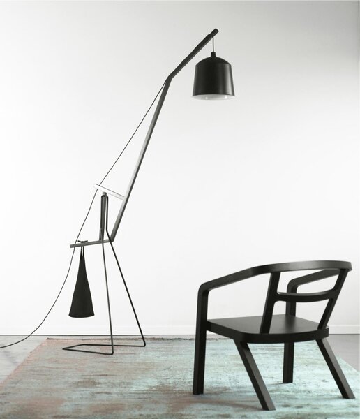 Lampada da Terra di Design Aust & Amelung A FLOOR LAMP Dimensioni 49x49x h 235 cm Peso 15 kg braccio in legno di frassino e acciaio verniciato Total Black