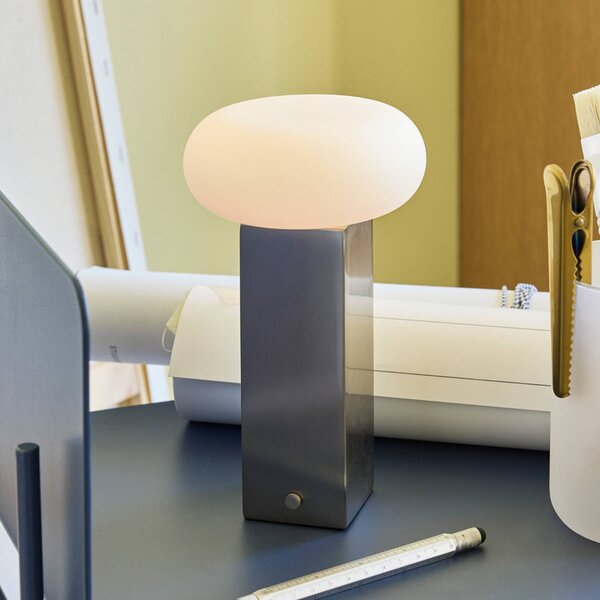 Hübsch Lampada LED da tavolo ricaricabile LOW, color nichel, altezza 20 cm, metallo dimmerabile, Alluminio / Grigio / Zincato, Soggiorno / Sala da pranzo, Metallo, Moderno
