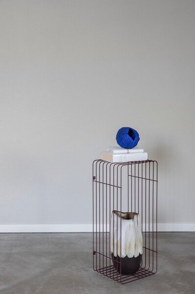 Mensola burgundy in metallo con ripiani multipli 70 cm Wire – Mette Ditmer Denmark