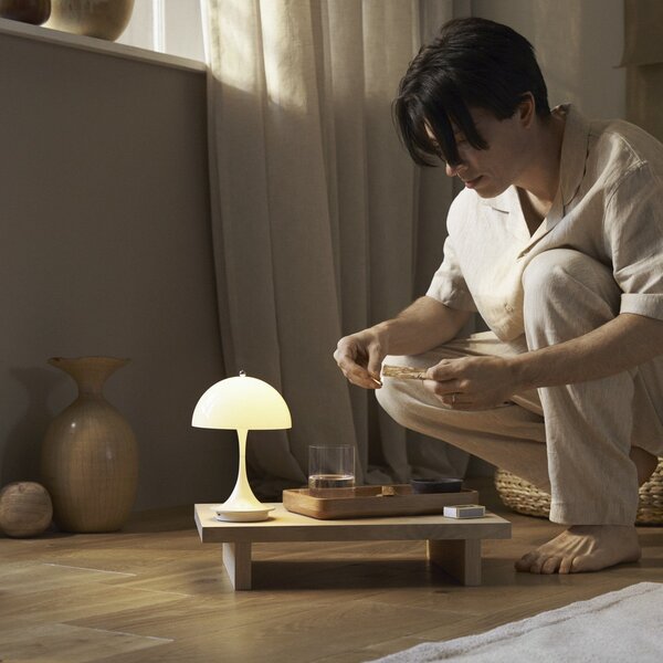 Lampade da esterno Louis Poulsen, Panthella Portable, dimmerabile, Beige, Balcone, Plastica, Design
