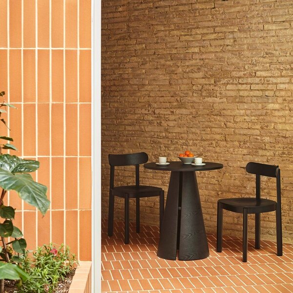 Sedia da pranzo nera con effetto frassino Nara – Teulat