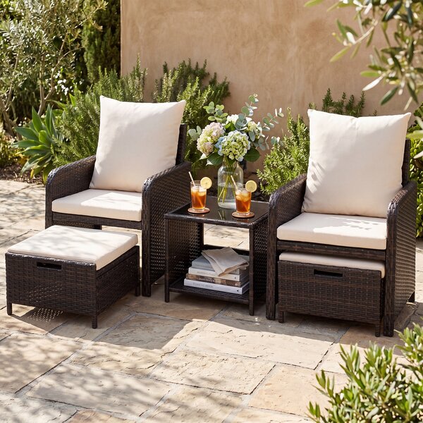 Costway Salotto esterno rattan 5 pz con tavolino vetro e 2 poltrone e 2 pouf, Set giardino per terrazzo balcone piscina beige