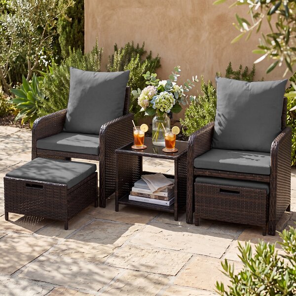 Costway Set giardino rattan 5 pz con tavolino vetro e 2 pouf e 2 poltrone, Mobili per terrazzo balcone piscina grigio