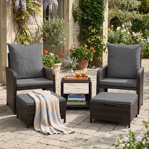 Costway Set giardino rattan 5 pz con tavolino vetro e 2 pouf e 2 poltrone, Mobili per terrazzo balcone piscina grigio