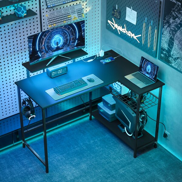 HOMCOM Scrivania Gaming Angolare con LED, Prese Elettriche, Supporto per Monitor e Scaffale, Nero | Aosom Italy