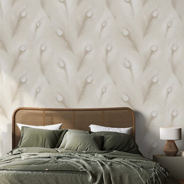 Carta da parati – Piume di pavone beige in stile glamour