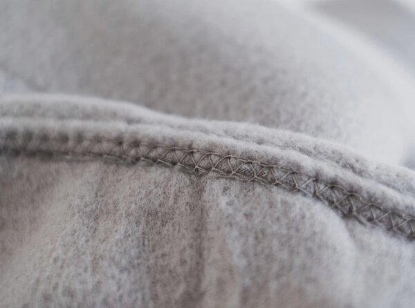 Coperta in pile grigio chiaro 200x150 cm - JAHU collections
