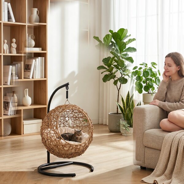 PawHut Letto per Gatti Intrecciato, Casa per Gatti in Rattan Rialzata con Cuscino Lavabile e Pallina da Gioco, Marrone | Aosom Italy