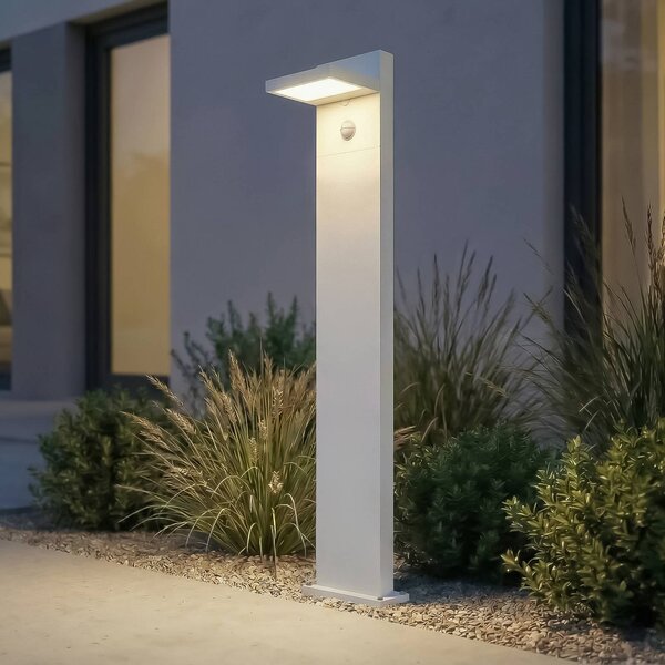 Lampione a LED Lucande Silvan, bianco, 100 cm, con sensore, IP54 Silvan, Bianco / Opale, Alluminio, Moderno