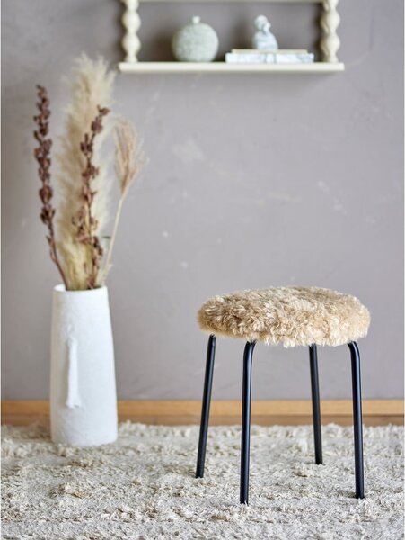 Sgabello beige in metallo impilabile Linard – Bloomingville