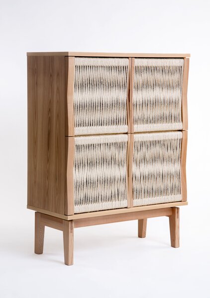 Credenza alta ateljen in legno ingegnerizzato e massello, corda di canapa, dimensioni 90 x 45 x h122 cm, peso 62 Kg, finitura Legna leggera