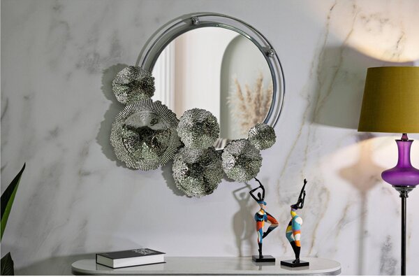 Specchio da parete in metallo ornato da applicazioni argentate che ricordano delicati fiori, KANDI Diametro 85x7x h 60,6 cm - ARGENTO