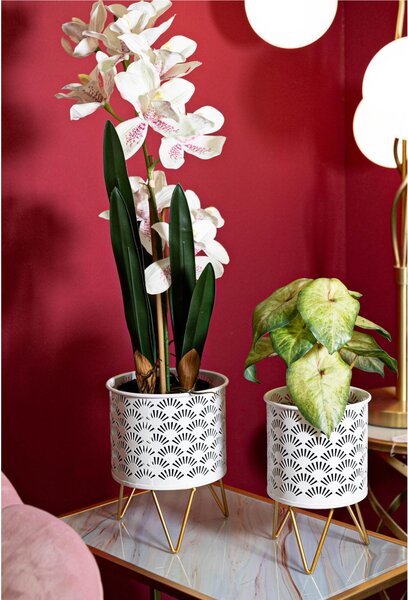 Coppia di portavasi in metallo bianco con intagli geometrici regolari Dimensioni � 16x h 20 � 13x h20 cm elegantemente decorati colore bianco