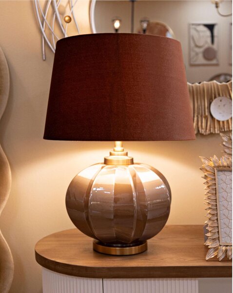 La Lampada da Tavolo PRAGA � un'elegante fusione di stile classico e moderno Dimensioni �40,5x h 57 cm Lampada E-27 base sferica in vetro