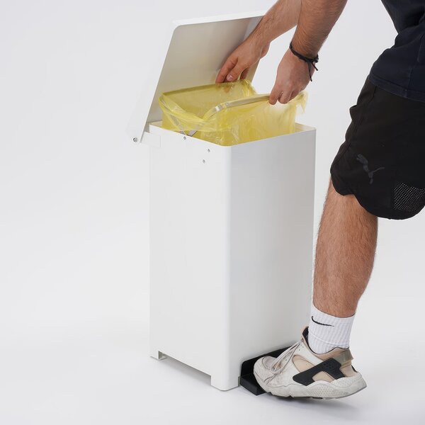 Pattumiera bianca con pedale HACCP in Metallo bianco durevole e facile da pulire 42 Lt dimensioni 320x595x396 mm Sistema Soft Close per un'apertura e chiusura silenziosa e igienica