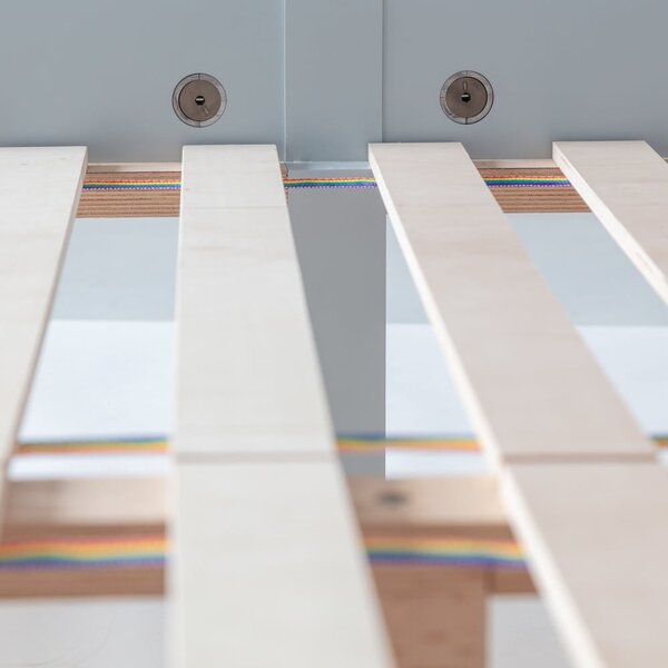 Letto matrimoniale in legno di faggio grigio chiaro con griglia 140x200 cm Dabi - Ragaba