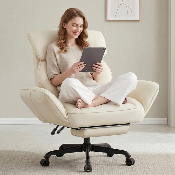 Sedia da ufficio con braccioli regolabili, sedile e schienale imbottiti con molle insacchettate, poggiapiedi e base a cinque razze in metallo. Colore: beige