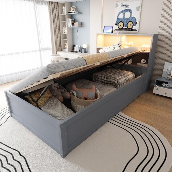 Divano letto 90x200 cm in legno di pino, colore grigio, con meccanismo a sollevamento idraulico e spazio contenitore, dotato di una striscia LED e di una presa di corrente, ideale per piccoli ambienti