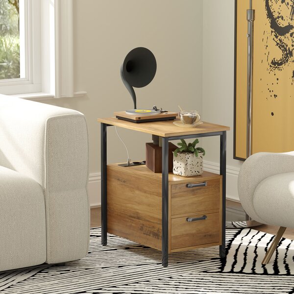 HOMCOM Tavolino comodino con 2 prese porta USB 1 presa tipo C cavo di 143 cm cassetti e scaffale legno naturale