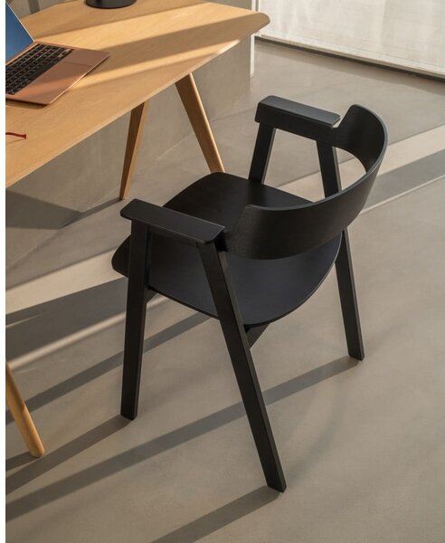 Sedia da pranzo nera in rovere massiccio con braccioli Flip – Gazzda