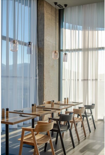Sedia da pranzo nera in rovere massiccio con braccioli Flip – Gazzda