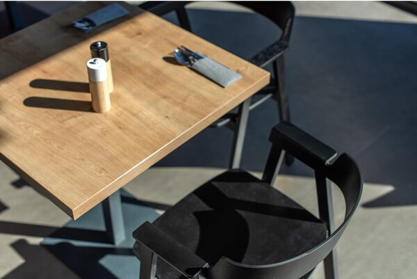 Sedia da pranzo nera in rovere massiccio con braccioli Flip – Gazzda
