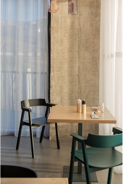 Sedia da pranzo nera in rovere massiccio con braccioli Flip – Gazzda