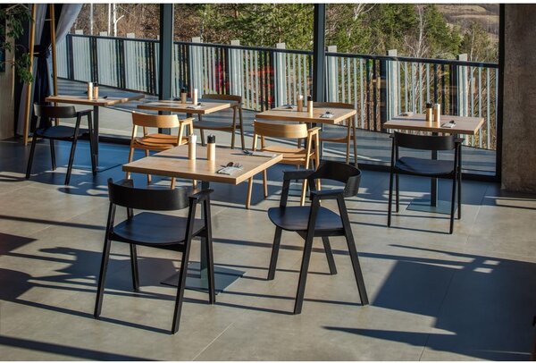 Sedia da pranzo nera in rovere massiccio con braccioli Flip – Gazzda