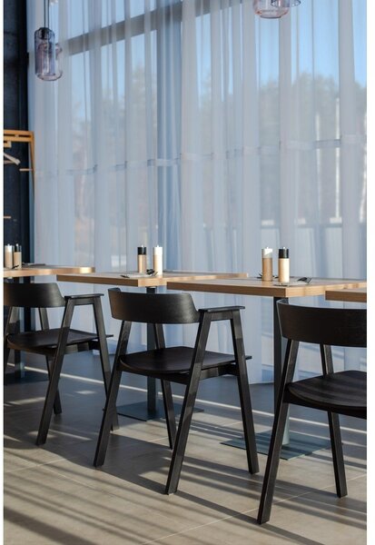 Sedia da pranzo nera in rovere massiccio con braccioli Flip – Gazzda