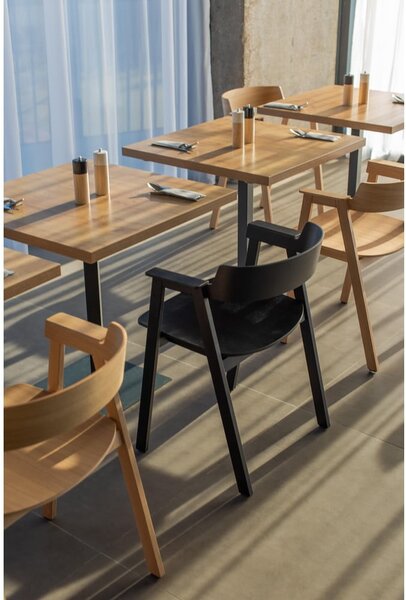 Sedia da pranzo nera in rovere massiccio con braccioli Flip – Gazzda