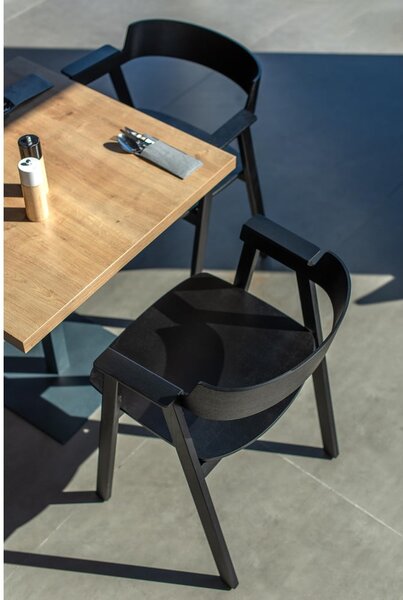 Sedia da pranzo nera in rovere massiccio con braccioli Flip – Gazzda