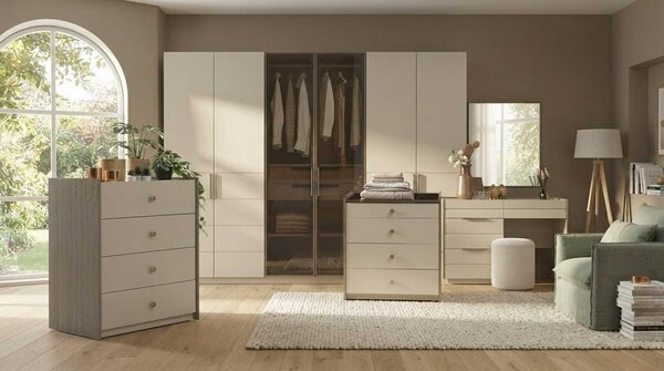 Set completo per camera da letto moderno, color beige, con armadio comodini e specchio