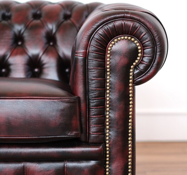 Divano Chesterfield pelle fiore bordeaux stile old America rifinita a mano