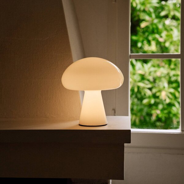 GUBI Gubi Lampada da tavolo LED ricaricabile Obello, bianco perla, IP44, vetro dimmerabile, Bianco / Opale, Soggiorno / Sala da pranzo, Vetro, Design