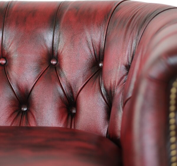 Poltrona Chesterina Pelle Bordeaux stile Old America - Borchie e Gambe Oro Anticato