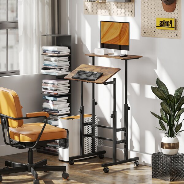 HOMCOM Scrivania Regolabile in Altezza con Ripiano e Ruote, 60 x 60 x 70,5-120 cm, Marrone | Aosom Italy